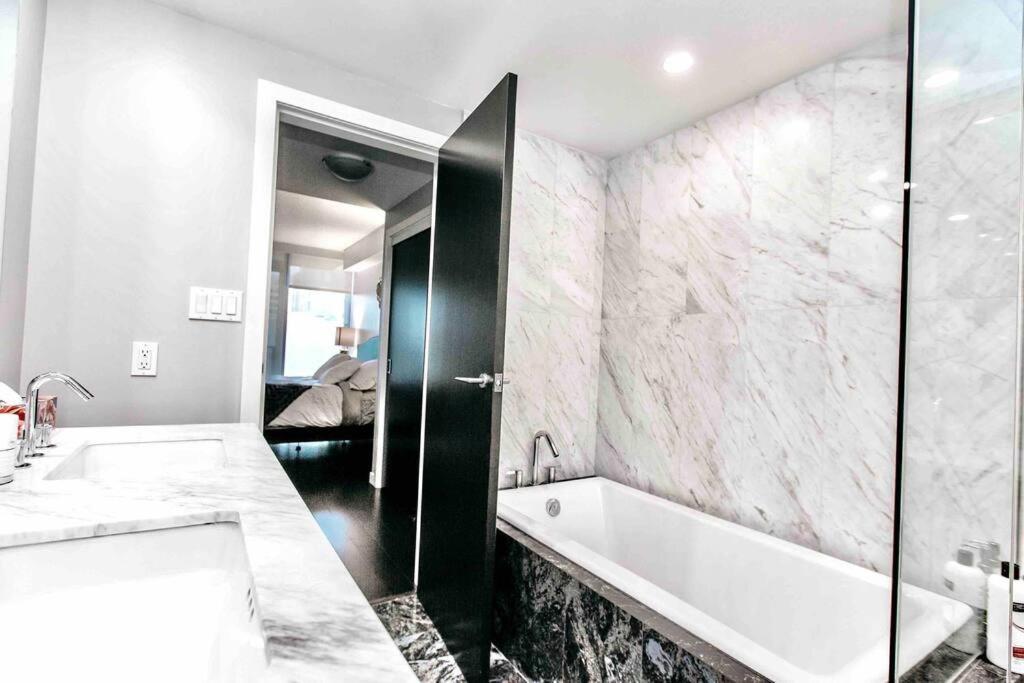 Victoria'S Best Location 2 Bedroom Luxe Condo Экстерьер фото