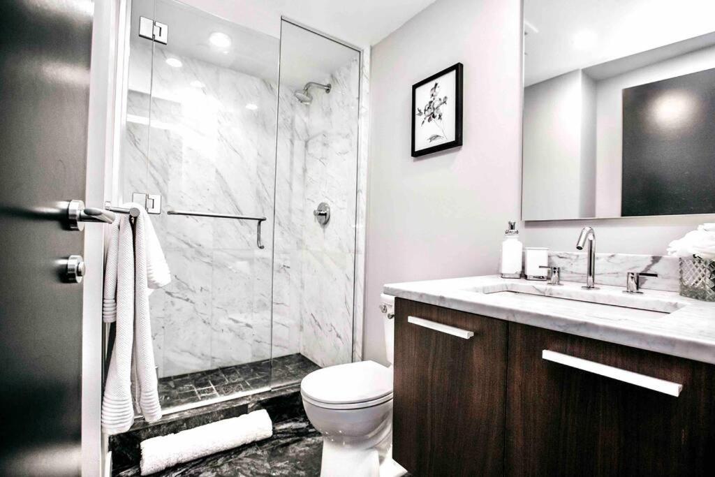 Victoria'S Best Location 2 Bedroom Luxe Condo Экстерьер фото