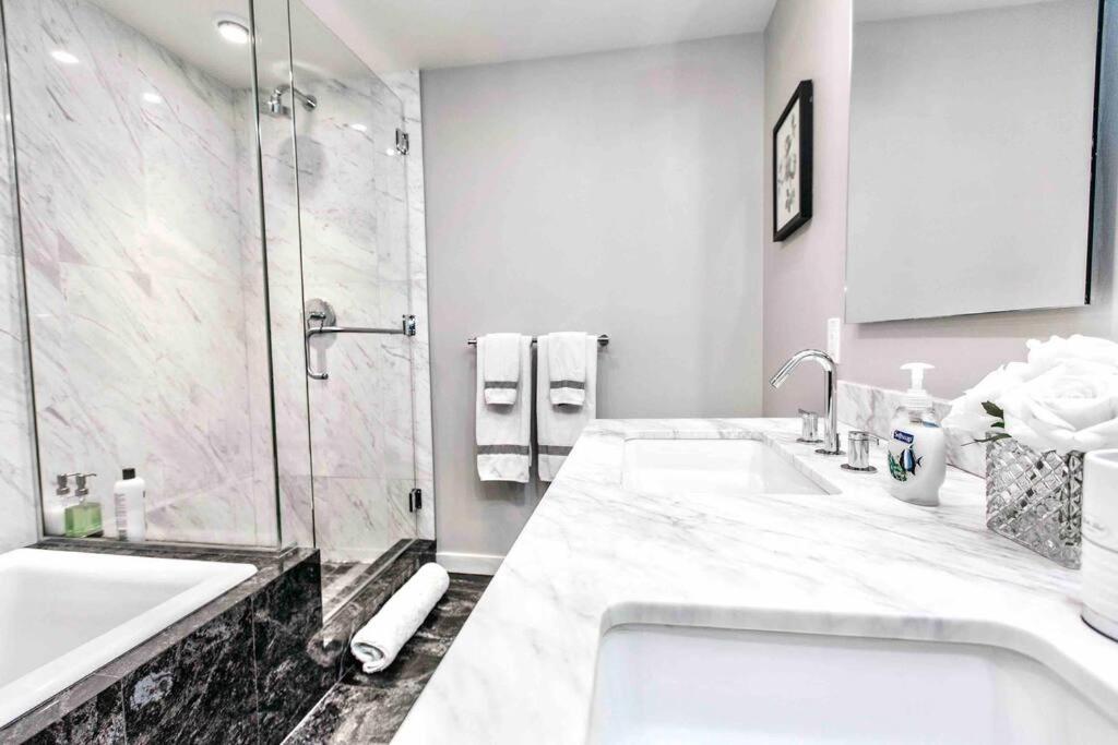 Victoria'S Best Location 2 Bedroom Luxe Condo Экстерьер фото