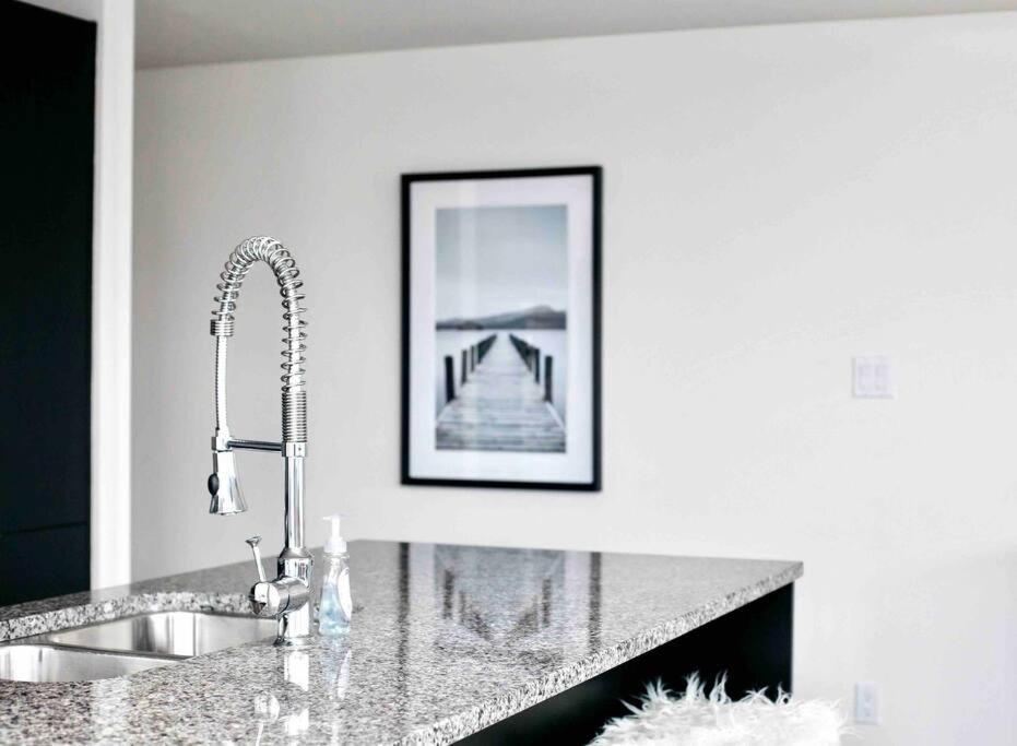 Victoria'S Best Location 2 Bedroom Luxe Condo Экстерьер фото
